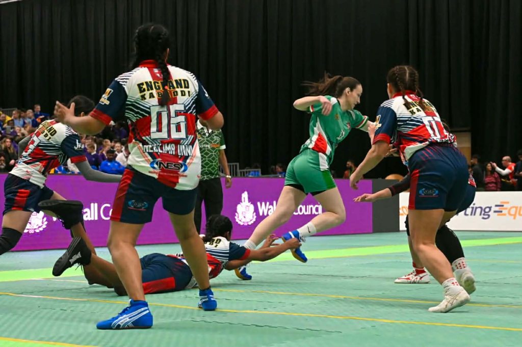 Kabaddi mérkőzés: a magyar támadó kitör a védők fogásából